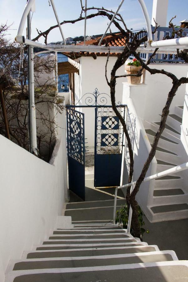 Blue Island Apartment Batsi  Bagian luar foto